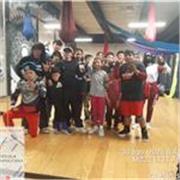 Soy maestro,host, juez y tallerista de la disciplina (baile, subcultura)breaking.
24 años de experiencia como bailarín de esta disciplina.
El contenido es variado, pero siempre con una estructura solida para poder desempeñar tu mayor desarrollo.
Historia,