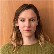 Laureata in matematica impartisce lezione di materie scientifiche per studenti di medie e superiori