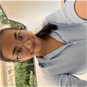 Estudiante universitaria que disfruta compartir y enseñarle a los niños