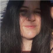 Soy una estudiante joven dispuesta a enseñar a niños pequeños y/o adolescentes