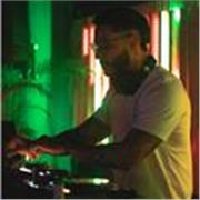 DJ-productor con más de 4 años de experiencia, egresado de Baum Music School, la más importante escuela de DJ's de Colombia.