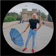 Profesor orientado en cuanto a la practica del yoga como disciplina para el acondicionamiento físico, la corrección postural y la conexión cuerpo-mente