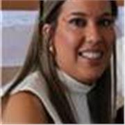 Profesora de inglés imparte clases a todos los niveles