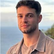 Soy un estudiante a punto de graduarme, mis estudios son en Ingeniería Informática. Puedo dar clase desde primaria hasta bachiller