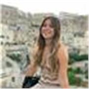 studentessa universitaria impartisce lezioni di inglese e di conversazione inglese per bambini e ragazzi del liceo