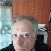 Docente di informatica impartisce lezioni in presenza e online