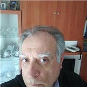 Docente di informatica impartisce lezioni in presenza e online