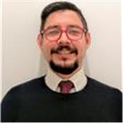 Profesor con mucha paciencia, compromiso, dinámico y divertido