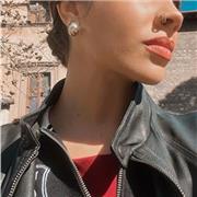 Docente di storia impartisce lezioni per alunni delle medie e superiori