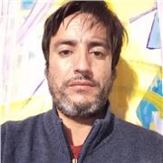 Profesor de Artes Visuales dicta clases a jóvenes y adultos