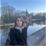 Profesora de inglés imparte clases a niños desde primaria hasta bachillerato incluido