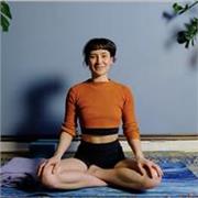 Hatha-Vinyasa Yoga-Lehrerin für Praktizierenden unterschiedlicher Altersgruppen und mit unterschiedlichen Vorkenntnissen