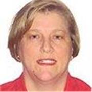 Profesora que imparteix classes de reforç a primària 