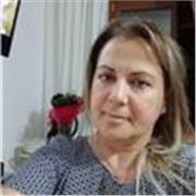 insegnante di sienze e matematica, impartisce lezioni a studenti scuola media