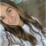 Enseñanza enfocada en conversación, compresión auditiva, vocabulario practico y situaciones reales.  