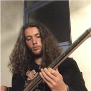 Je donne des cours particuliers d’anglais jusqu’au niveau Lycée et des cours de musique pour débutant