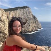 Studentessa universitaria impartisce lezioni per studenti di elementari e medie