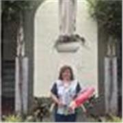 Profesora en quimica explica clases a estudiantes de secundaria y terciario