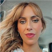 Docente inglese impartisce lezioni in lingua inglese a studenti dalle primarie alle scuole secondarie di secondo grado