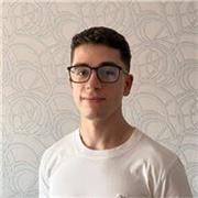 Estudiante universitario de grado en inglés con certificado