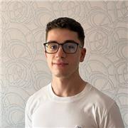 Estudiante universitario de grado en inglés con certificado