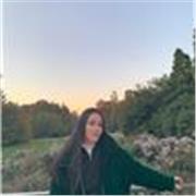 Chica universitaria con amplios conocimiento en matemáticas, ciencias, historia, literatura.