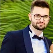 Ingegnere meccanico impartisce lezioni di matematica e fisica per studenti di scuola superiore