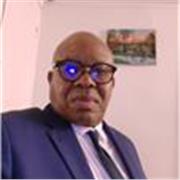 Professeur de français dispense des cours à des élèves du primaire et du secondaire