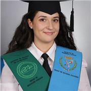 Profesora de francés imparte clases a alumnos de todas las edades