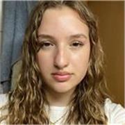 Estudiante con batxillerato acabado y titulo de C1 en inglés. Mucha facilidad con los pequeños y classes desde pequeña