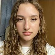 Estudiante con batxillerato acabado y titulo de C1 en inglés. Mucha facilidad con los pequeños y classes desde pequeña