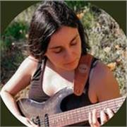 Profesora de guitarra acustica y eléctrica egresada de la Escuela Moderna de Música y Licenciada UNAB con experiencia