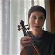 Doy clases particulares de violín, lenguaje musical y armonía a gente de todas las edades. También doy clases de piano básico