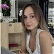 Esperto di Mindful English e Linguaggio Trasformativo, offre lezioni a bambini e adulti, con un focus su apprendimento consapevole
