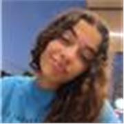 Estudiante capacitada para dar clases a niños de primaria.