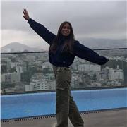 Profesora de inglés imparte clases a niños de primaria