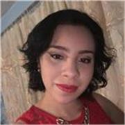 Profesora de nivel básico que hifa y asesora a los estudiantes de esos niveles para mejorar su aprendizaje y rendimiento académico