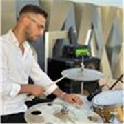 Salve a tutti sono un Musicista Freelancer ed insegnante con Laurea in Batteria e Percussioni Jazz, impartisco lezioni private,partendo dalle basi(Tecnica,postura e rudimenti) per poi arrivare alla coordinazione a 4 arti ed alla udio di brani e analisi di