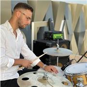 Salve a tutti sono un Musicista Freelancer ed insegnante con Laurea in Batteria e Percussioni Jazz, impartisco lezioni private,partendo dalle basi(Tecnica,postura e rudimenti) per poi arrivare alla coordinazione a 4 arti ed alla udio di brani e analisi di