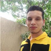 Ingénieur jeune diplômé donne des cours de maths pour les étudiants de collège et lycée