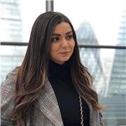 Laureata in lingue e letterature straniere impartisce lezioni in Francese e Italiano