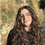 Professeure de soutien scolaire donne cours à des élèves de collège et de lycée