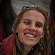 Profesora de inglés imparte clases a las personas de todas las edades