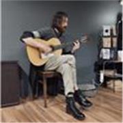 Son un guitarrista clásico profesional que ofrece clases particulares