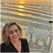 Professora de língua portuguesa e literatura, com experiência na rede pública de educação, no ensino médio