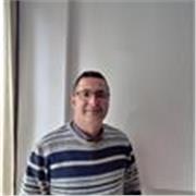 Insegnante di Matematica impartisce lezioni ad alunni di Scuola Media, in modalità online od eventualmente in presenza