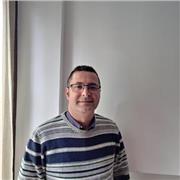 Insegnante di Matematica impartisce lezioni ad alunni di Scuola Media, in modalità online od eventualmente in presenza