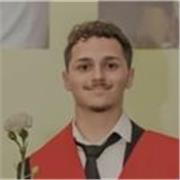 Estudiante de ingeniería que enseña matemáticas de forma online como de forma presencial.