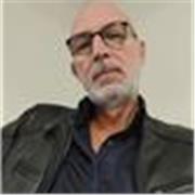 Madrelingua italiano, esperto dirigente in ambito di comunicazione creativa.
