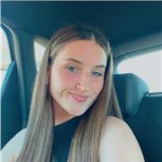 Profesora de matematicas imparte clases a niños entre 10 y 16 años